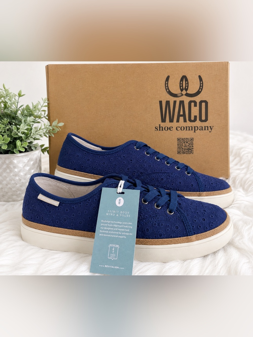 NWT Revitalign Aster Blueberry Eyelet Orthotic Sneakers Women’s 9.5